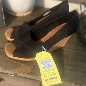 TOM’S Classic Wedge Peep Toe Sandal size 9 Black